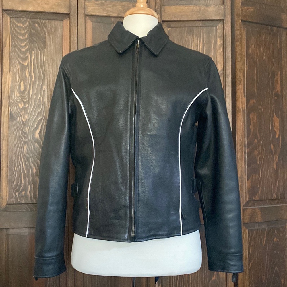 Black leather jacket is immaculate! Sturdy and well constructed. Size XL WOMEN
